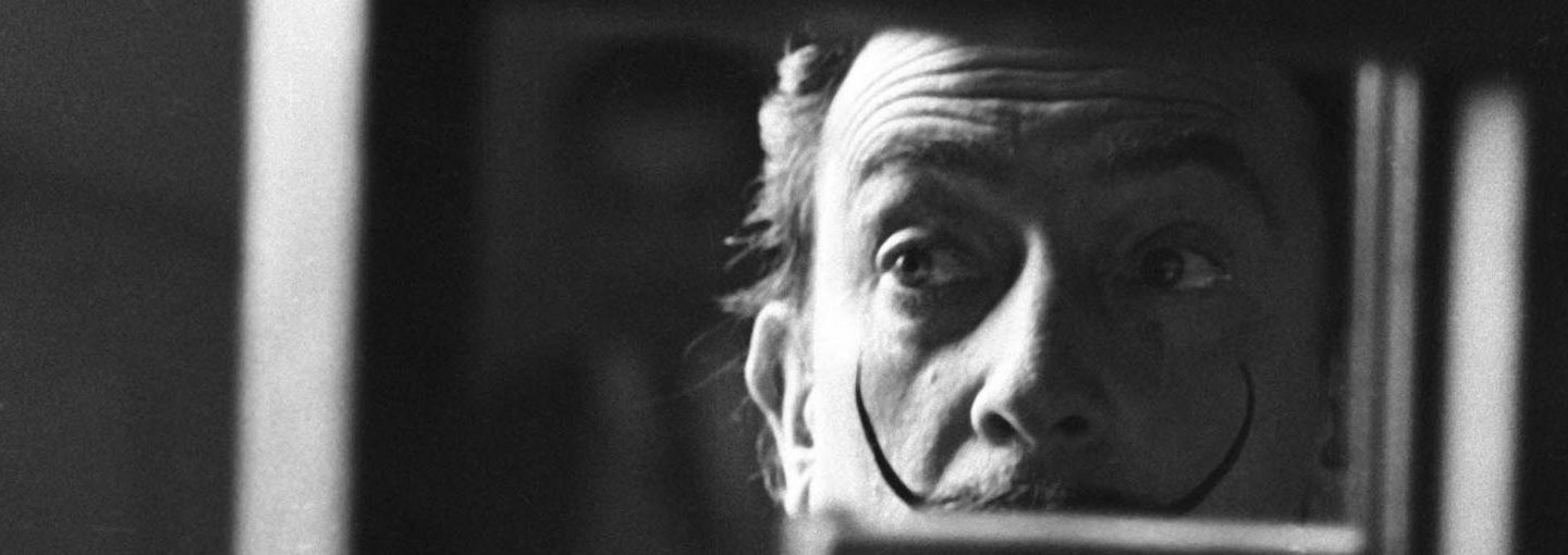 Copie de la Dentellière de Vermeer par Dalí au Louvre en novembre 1954.